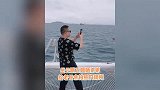 岳云鹏包豪华游艇带全家出游，耐心帮老母亲拍照，妻女相伴好温馨