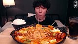 小哥哥吃部队锅，方便面、鱼饼、香肠、豆腐，配米饭，吃的真诱人