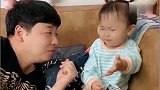 小萌娃这么嫌弃爸爸，连手都不要啦，真让人哭笑不得