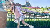 四千年美女鞠婧祎校服造型出街，格子短裙大秀美腿