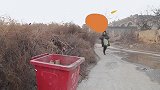 前夫开车经过村口，看见前妻翻垃圾桶捡破烂，结局反转太逗了