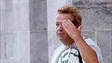 外国一男子大街上吃蚯蚓，看着好难受，这是在恶搞吗？