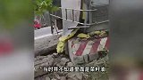 油罐车侧翻，村民接油被质疑“趁火打劫”，警方：村民付款被拒