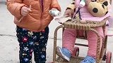 为什么和别的小朋友画面都是如此和谐！却和自己的哥哥因为抢一个
