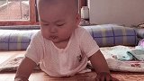 小宝宝在床上学习飞翔的姿势，小腿一蹬一蹬的，太可爱了！