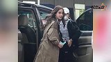 美丽冻人？Baby风衣配短裤秀美腿，回眸一笑秀发飞扬
