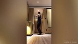 憋坏了!书豪酒店里上演型男走秀 哪套装扮是你的最爱?
