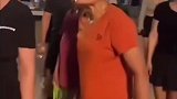 小伙子和大妈发生争执，结果装傻充楞