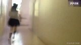 可爱又迷人！日本制服少女玩跑酷 高楼屋顶不在话下