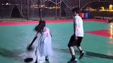 小女孩跟俩男孩打篮球轻松以一敌二