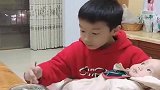 一进门看到这一幕，六岁的哥哥正在喂弟弟吃饭，老娘心里暖暖的