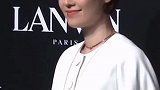 马伊琍离婚后越来越自信成熟，更显得坚强独立，微笑起来从容自若