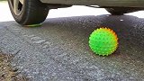 趣味脑洞实验：牛人驾驶小汽车碾压玩具彩色弹弹球