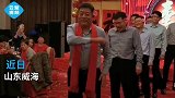 温暖！山东一家人为庆祝老人大寿，孩子们现场跳舞哄老人开心