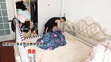 夏季爸爸换凉席宝宝在旁，贪玩意外电击受伤，家中大人一定要留心