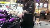 美女别跳了，后面大妈不高兴了！