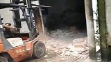 用叉车来拆墙，老板看了会怎么说