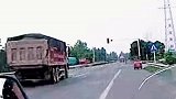 胆大还是以为能跑掉？货车司机在交警眼皮底下闯红灯