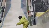 7岁男孩征服43米冠军滑雪跳，厉害了少年！未来可期