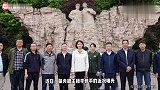 央视主播李修平近照罕曝光，58岁状态超好，与他人合照气质超群
