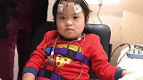 收养的中国小女孩要进行睡眠治疗，宝宝的反应好可爱啊！