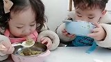 龙凤胎兄妹俩一起吃饭，一人一碗，哥哥吃不饱妹妹吃不下