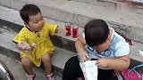 2年前单枪匹马怼城管,如今柔情似水疼妹妹,谁敢说我不是男子汉