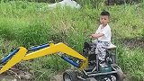 男童驾驶小型挖掘机，在田地里挖土