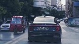 车主开车遇到红旗，小孩子一番话点醒了大人