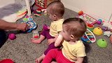 这么可爱的两个婴儿，在做游戏，真是吸引人眼球！