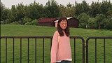 小姐姐成功吸引了我的注意，看到她比心的那一刻，我的心都快化了