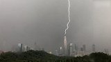 罕见！深圳最高楼被闪电击中 划破天空直击平安金融中心