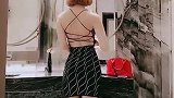 美女小姐姐身材太好了露背装时尚有范