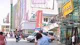 街头搭讪路人，美女追上去拉住大哥的手，夸人家风流倜傥，原来是