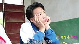 短剧：小甜甜和来福下雨天想出去玩，妈妈用化肥袋子给兄妹做雨衣