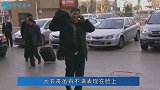 大衣哥多年断交亲戚上门，笑脸相迎求合影，大衣哥一脸无奈配合