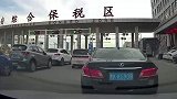 视频车变道不看后视镜，与直行车辆发生碰撞