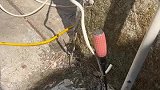 电车在山里没电了，男子自制地线续命