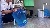 桶装水里装凉水，大爷就是大爷