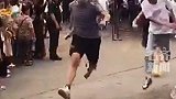 考试结束考生嘶吼着跑出考场