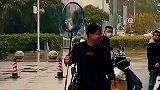 男子钓上大鱼，拎着到处转圈炫耀