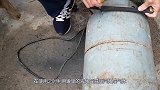 煤气罐里面结构是什么样的？农村小伙将其“锯开”，结局让人意外