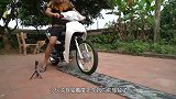 蟑螂胶水的粘性有多强？老外用摩托车测试，结果怀疑人生