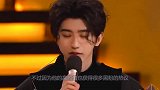 蔡徐坤彻底放飞自我，穿长裙拍摄杂志，网友：保洁大叔即视感
