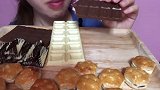 小姐姐吃冷冻巧克力排，咬起来嘎吱嘎吱，小姐姐不觉得腻吗