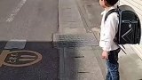 日本小学生这样过马路，只要看到有小孩子站在黄圈内，司机就会停车吗