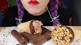 美女试吃花生巧克力脆皮冰淇淋、巧克力威化条等