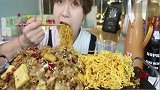 100块钱的肥牛放两包方便面，妹子你吃出了我两天的工资