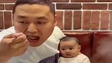 第一次带儿子去外面吃饭，眼前这一幕，看完忍住不许笑！