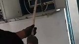 小心使得万年船，合闸是得用木棍子